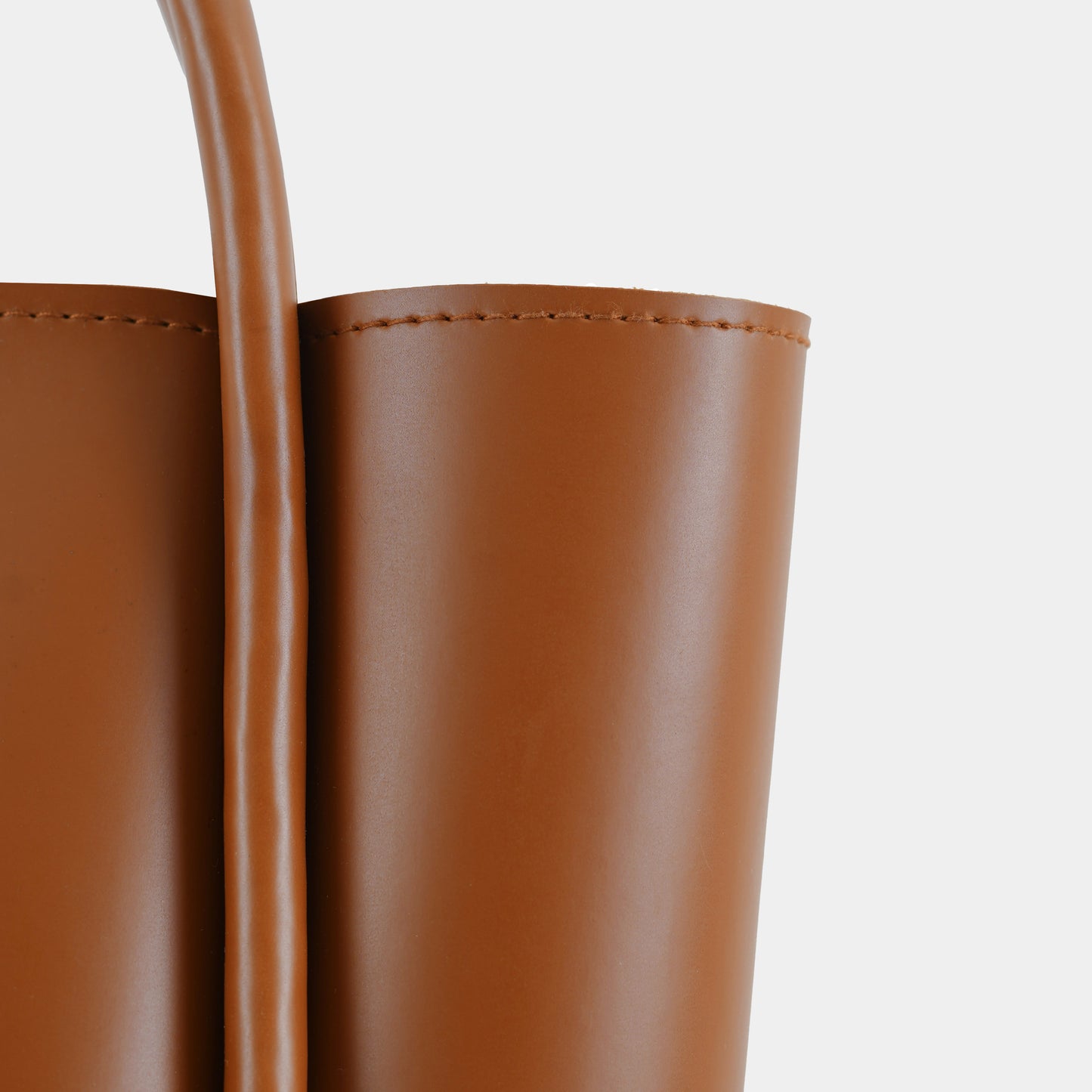 Piping tote bag.